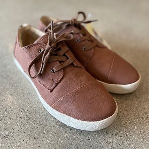 NWT Women’s TOMS Vegan Brown Leather Faux Fur Lined Paseo Sneaker